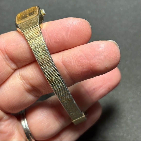 Vintage Pulsar Ladies Quartz Watch Gold Tone Rectangle Shaped Working Y580-5389 - Picture 2 of 9